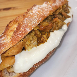 "EL TURCO" bocadillo en pan rústico.