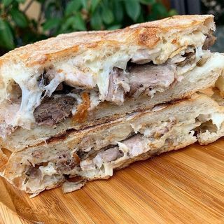 Panino con salsiccia e provola