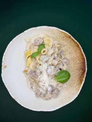 Pappardelle z sosem śmietankowym, kurczakiem, pieczarkami, parmezanem