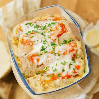 Nalesniki z kurczakiem gyros i serem mozzarella, sos tzatzyki