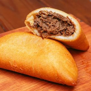 Empanada de carne mechada