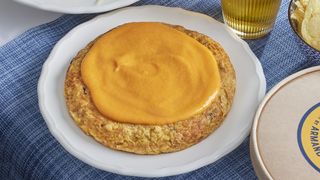 Tortilla de patatas chips con salmorejo