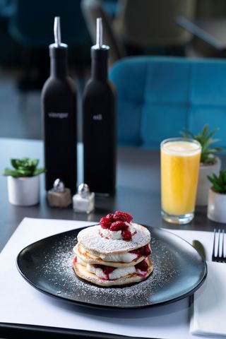 Pancakes cu cremă de mascarpone și fructe de pădure