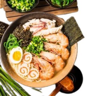 Sopa de ramen con verduras y gamba