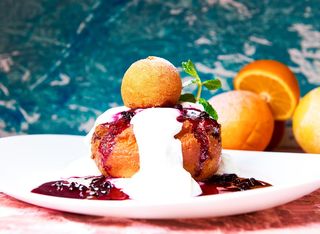 Papanas cu smantana si dulceata de afine