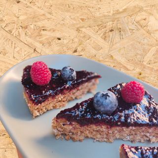 Vegan Peanut Butter cake ai frutti rossi