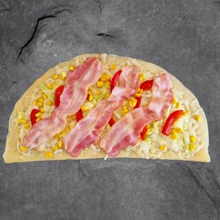 Naleśnik z boczkiem i sałatą