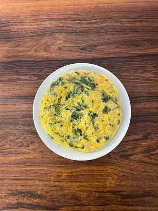 Tortilla de espinacas, gambas, ajo y perejil
