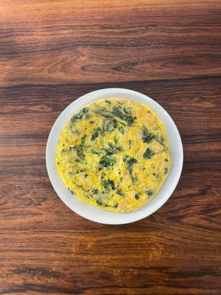 Tortilla de espinacas, gambas, ajo y perejil