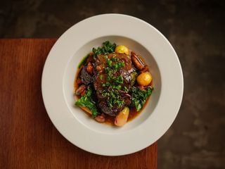 Томлена щока з молодими овочами (320g)