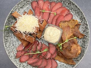 Тріо м'яса з пікантними гріночками (330г)