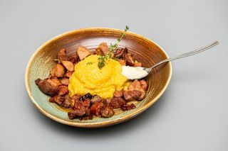 Pomana porcului cu mămăliguță și mujdei