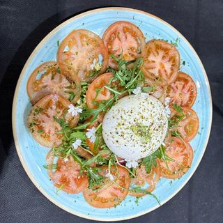Carpaccio de tomate y burrata