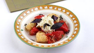 პომიდორის და ტენილი ყველის სალათი