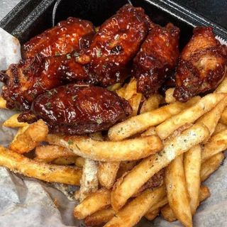 HONEY BBQ WINGS AND CHIPS 