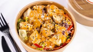 ქათამი გრილზე, ბოსტნეულით, ბრინჯით და იაპონური ჩილის სოუსით