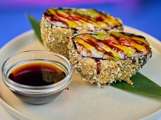 Суші бургер з лососем (260g)