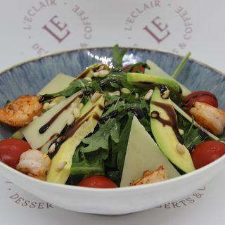 Салат с рукколой и креветками