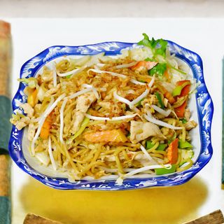 Makaron chiński smażony z kurczakiem