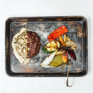 Велика котлета з мармурової яловичини на грилі