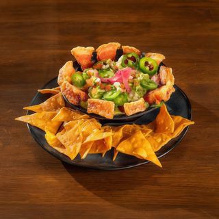 Guacamole con torreznos de soria