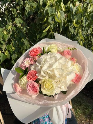 Букет з трояндами,діантусами та гортензією