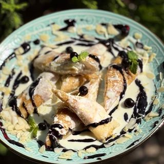 Млинці під сметанно-ягідним соусом