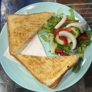 TOAST JAMON Y QUESO/ HAM AND CHEESE