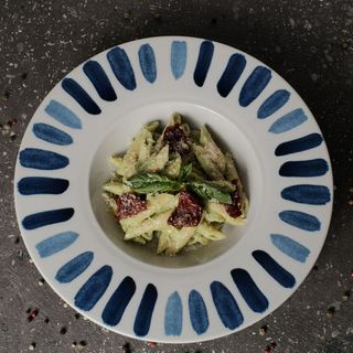 Պենե ոլոռի պեստոյով և պանրային սոուսով