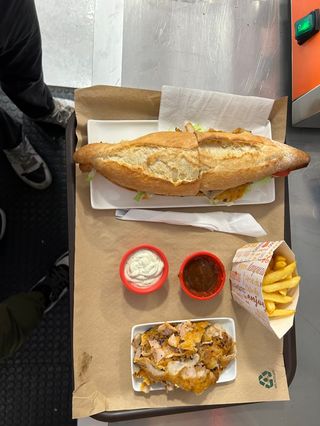 Bocadillo Pollo Con Carne De Pincho