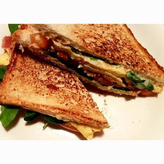 Sándwich de queso con ensalada