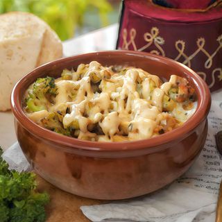 PATATAS CON POLLO O CARNE DE TERNERA  Y QUESO FUNDIDO