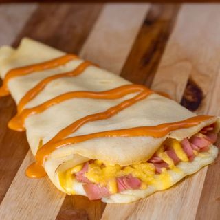 Crepe Pavo & Salsa Cheddar