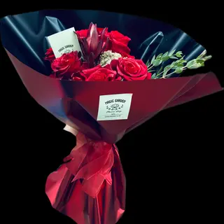 Buchet red 
(9 fire, verdeata, ambalaj)