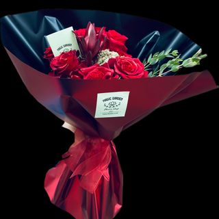 Buchet red 
(9 fire, verdeata, ambalaj)