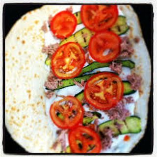 Piadina con zucchine, tonno, pomodoro fresco e mozzarella