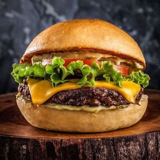 Cheese Burger + frites + salade