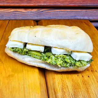 Panino con broccolo ripassato, brie e pesto