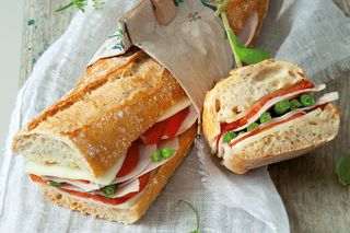 Baguette con mortadella e formaggio