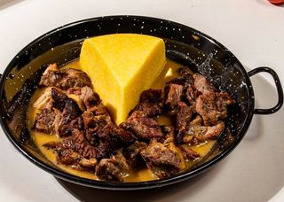 Pastramă de oaie la tigaie cu garnitură de mămăliguță si muraturi asortate