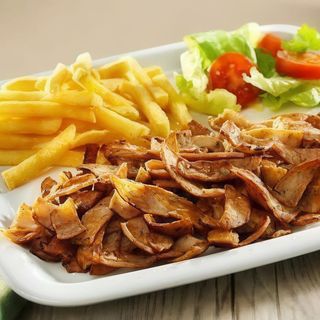 Plato Kebab Con Ensalada Y Patatas