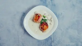 Pileći medaljon u slanini u sosu od šampinjona 250g