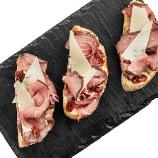 Брускета з ростбіфом та карамелізованою цибулею