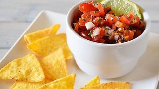 Pomodoro fresco a pezzi, cipolla rossa, origano, olio evo