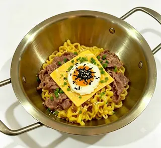 Fideos picantes Buldak con queso, huevo y marisco