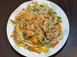 Riso saltato con pollo e verdure