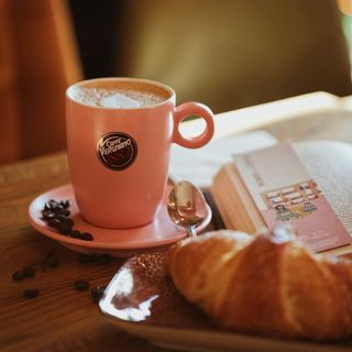 Cappuccino e cornetto semplice