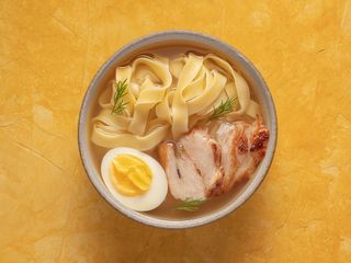 Бульйон з курочкою, яйцем та тальятеле