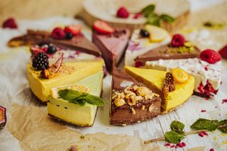 Tort raw vegan din felii diferite