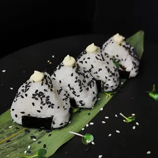Onigiri sa prženim lososom